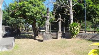 Taman ini buka setiap harinya dengan tiket masuk perorangnya sebesar 5000 Kip, kamera 3000 Kip, dan parkir 5000 Kip. Traveler dapat pula membeli suvenir di lokasi ini berupa gantungan kunci dan lukisan bercorak Hindu-Buddha (Masaul/detikTravel)