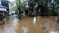 Luapan kali menggenangi permukiman warga.