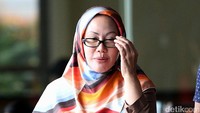 Mantan Gubernur Banten Ratu Atut Chosiyah mendatangi Gedung Komisi Pemberantasan Korupsi (KPK). Atut yang datang tanpa mengenakan rompi tahanan KPK ini enggan memberikan komentar.