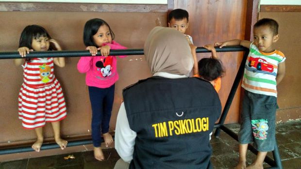 Polwan juga mengajak anak-anak bercengkrama.