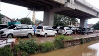 Sebagian mobil diparkir di kolong Tol Becakayu.