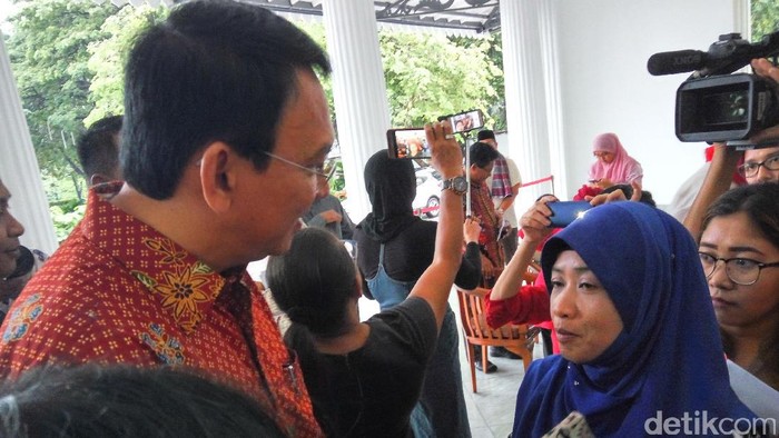 Hadiah Ulang Tahun untuk Esi, Senyum dan Foto Bersama Ahok