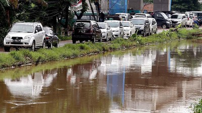 Korban Banjir Cipinang Melayu Parkir Kendaraan di Jalan