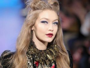 Penampilan Makeup Gigi Hadid dan Kendall Jenner Ala Anak 90-an