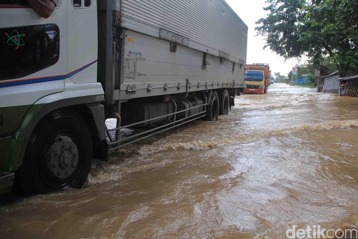 Jalur Pantura Ruas Kanci hingga Pangenan Terendam Banjir