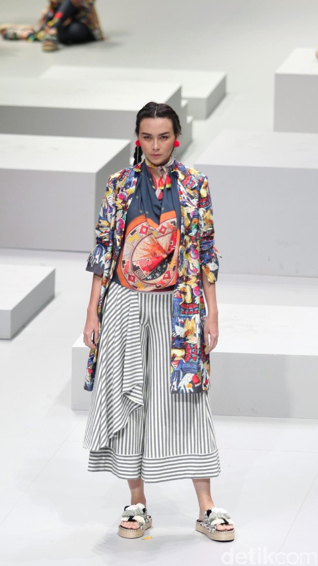 Koleksi Mel Ahyar mengangkat tema Pata Runa Indonesia Fashion Week 2017 di Jakarta Convention Center. Senayan. Jakarta. [Foto: Mohammad Abduh/Wolipop]