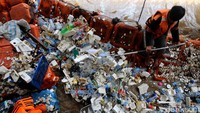 Banyak sampah membuat sejumlah petugas harus bekerja keras.
