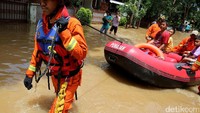 Warga dievakuasi menggunakan perahu karet.
