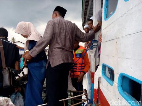 Penumpang kapal motor dievakuasi