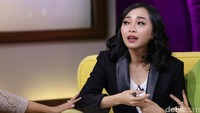 Rinni saat mengisi Cerita Perempuan di Gedung Trans TV, Jalan Kapten Tendean, Jakarta Selatan, Kamis (16/2/2017). Pool/Hanif Hawari/detikFoto.