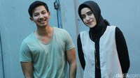 Doain lancar keinginan kami. Justru banyaknya keinginan Sonny pernikahan ini, dia yang suka aku mau begini dan begitu, pungkas Fairuz sambil mencolek Sonny. Foto: Hanif/detikHOT