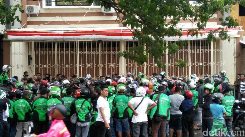 Massa Driver Go-Jek Makassar Demo Tuntut Ada Perbaikan Tarif Komisi Massa Driver Go-Jek Makassar Demo Tuntut Ada Perbaikan Tarif Komisi