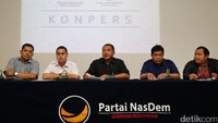 Sekretaris DPW DKI Jakarta Wibi Andrino (kedua kiri) dan para anggota badan advokasi partai juga terlihat hadir dalam konferensi pers tersebut.