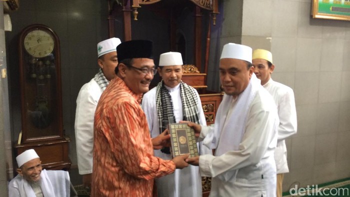 Salat Jumat di Jaktim, Djarot Apresiasi Pilgub DKI yang Kondusif