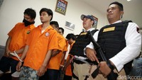 Para tersangka ditunjukan kepada wartawan dalam jumpa pers di Polda Metro Jaya.