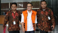 Fahmi menjadi salah satu narapidana yang membeli fasilitas keistimewaan ke Kalapas Sukamiskin Wahid Husen. Suami dari Inneke Koesherawati itu diduga menyuap Wahid agar bisa mendapatkan kemudahan untuk keluar-masuk tahanan.