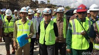 Setelah blusukan ke proyek jalan Tol Semarang-Solo, tepatnya di seksi III Bawen-Salatiga, kali ini Sri Mulyani rela berpanas-panasan di lokasi proyek pembangunan Waduk Logung yang terletak di Kabupaten Kudus.