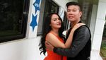 Throwback! Ini Foto-foto Kemesraan Andhika Mahesa dan Istri