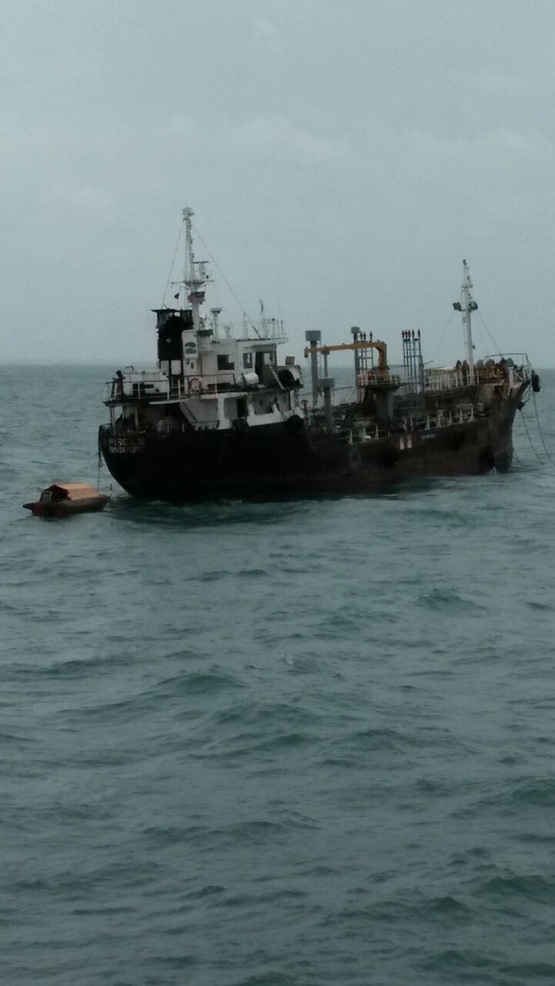 Kapal Tanker Berbendera Malaysia Diamankan di Perairan Batam Kapal Tanker Berbendera Malaysia Diamankan di Perairan Batam