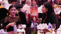 Mereka menikmati makan malam intim dan menjadi ajang temu kangen bersama para sahabat, salah satunya Naysila Mirdad.