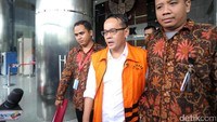 Dirut PT MTI itu keluar dengan memakai rompi tahanan KPK.