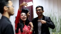 Duo Serigala tampak happy saat berfoto bersama Indra Herlambang.
