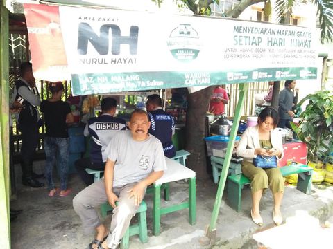 Hari Purnomo, pemilik warung memberi makan gratis