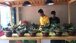 Enaknya Empal Penyet Dicocol Sambal Mentah Khas Sunda