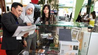 Petugas menawarkan kepada pengunjung di stand PT Timah Karya Persada Properti disela-sela pameran Indonesia Properti Expo di Jakarta Convention Center. Pool/dok. Timah Karya.