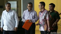Emir keluar gedung KPK usai menjalani pemeriksaan.