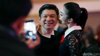 Pose Sandra Dewi bersama temannya.