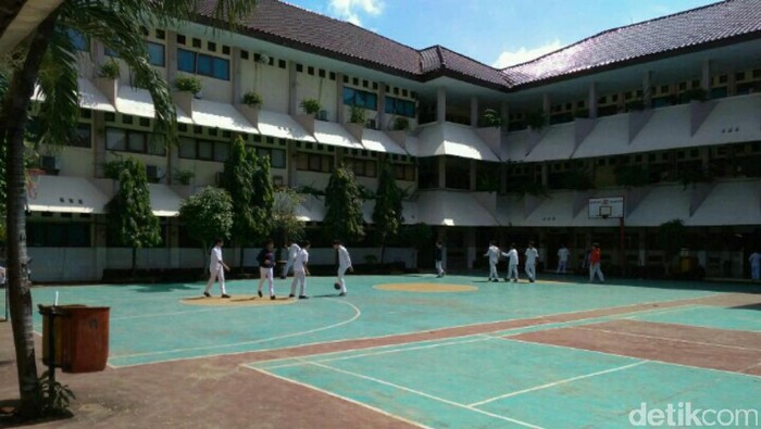 Banjir Telah Surut, Siswa SMAN 8 Kembali Sekolah