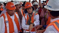 Hari ini, Jumat (17/2/2017), Sri Mulyani berkesempatan melihat langsung proyek infrastruktur yang sedang dikerjakan, yakni melihat langsung proyek Tol Semarang-Solo, tepatnya di ruas III Bawen-Salatiga.