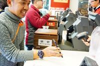 Belanja di minimarket, bayar pakai smartphone