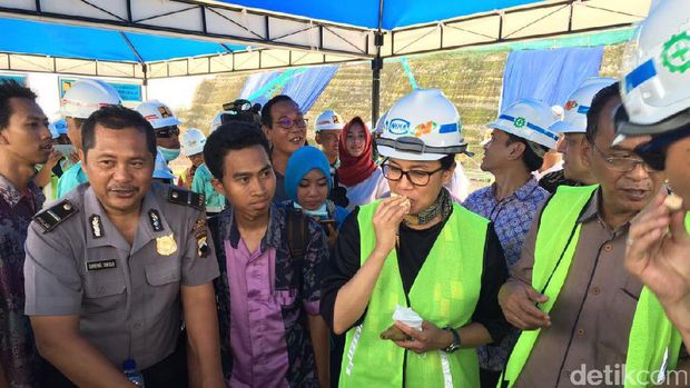 Menkeu Sri Mulyani tinjau proyek pembangunan Waduk Logung di Kudus.