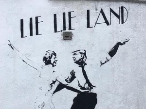 Parodikan La La Land, Grafiti Ini Ubah Wajah Ryan Gosling Jadi Trump