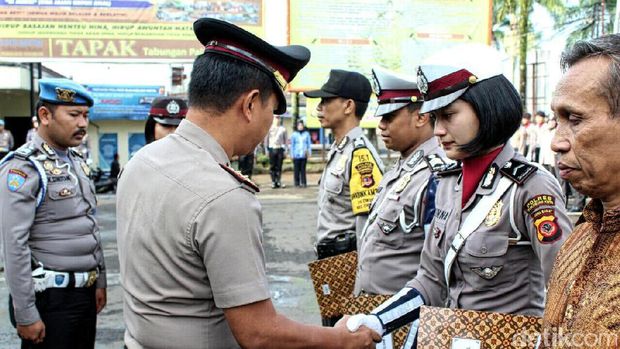  Dua anggota satuan lalu lintas Polres Sukabumi Kota, Brigadir Ilham Yuniawan dan Bripda Vinna Oktavia Gunawan mendapat penghargaan karena terlibat penangkapan pencuri motor, Jumat (17/2/2017)