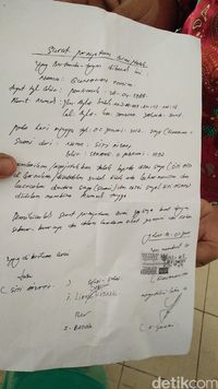 Mantan Mertua Tunjukkan Surat Cerai Siti Aisyah Ke Petugas Kemlu