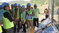 Sri Mulyani mendapatkan paparan terkait progres pembangunan waduk. Dirinya begitu antusias mendengarkan paparan proyek yang disampaikan.