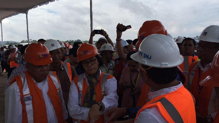 Pakai Helm dan Rompi, Sri Mulyani Blusukan ke Proyek Tol Semarang-Solo