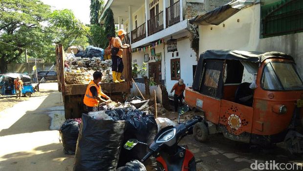 Banjir Telah Surut, Siswa SMAN 8 Kembali Sekolah 