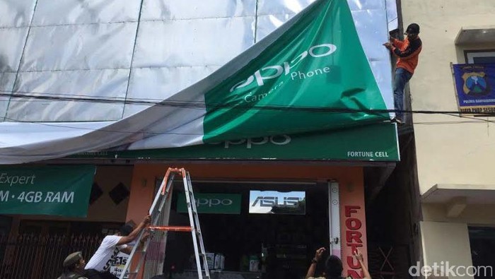 Satpol PP Banyuwangi Tertibkan Reklame Penunggak Pajak