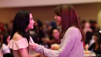 Girls talk, Prilly bersama Cassandra Lee.