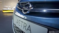 Menurut catatan Gaikindo, merek Opel pertama kali masuk ke Indonesia tahun 1996. Hadir di Indonesia pertama kali, merek mobil asal Jerman itu cukup laris. Opel membukukan penjualan sebanyak 3.742 unit. Hanya enam tahun saja Opel betah berjualan di sini. Tahun 2002 merupakan tahun terakhir Opel di Indonesia. Pasalnya pada tahun 2003, tak lagi ada merek Opel tertulis di data Gaikindo. Kala itu penjualan Opel tahun 2002 hanya sekitar 1.146 unit. Opel sendiri pernah menapai puncak penjualannya pada tahun 2002 yakni sebanyak 5.009 unit. Foto: Opel