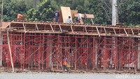 Beberapa pekerja tampak menyelesaikan pekerjaannya, seperti terlihat Jumat (17/02/2017).