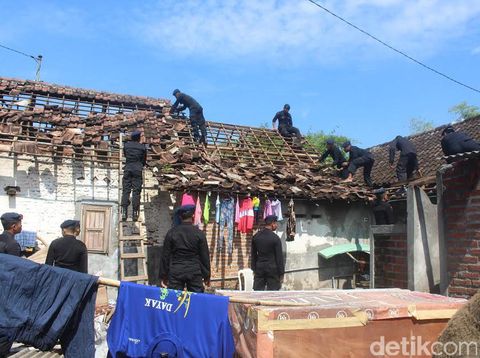 Rumah warga yang rusak dibenahi 