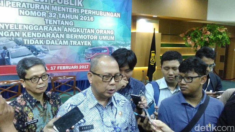 Uji Publik Aturan Taksi Online: STNK Badan Hukum, Tarif Diatur Uji Publik Aturan Taksi Online: STNK Badan Hukum, Tarif Diatur