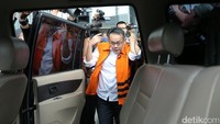 Suami artis Inneke Koesherawati itu memasuki mobil KPK.