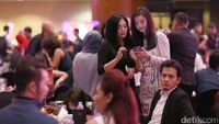 Aktris berusia 31 tahun itu tampak menyapa sahabatnya tersebut.