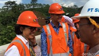 Sri Mulyani memang sengaja datang ke Semarang untuk melihat proyek tol Trans Jawa. Sehari sebelumnya, dirinya sempat mengisi kuliah umum bertema APBN yang Kredibel di Kampus Universitas Diponegoro (Undip), Tembalang, Semarang.